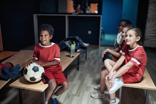 Små Fotbollsspelarna Väntar Matchen Ett Omklädningsrum — Stockfoto