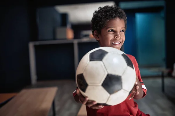 Liten Fotbollsspelare Poserar Med Bollen Ett Omklädningsrum — Stockfoto