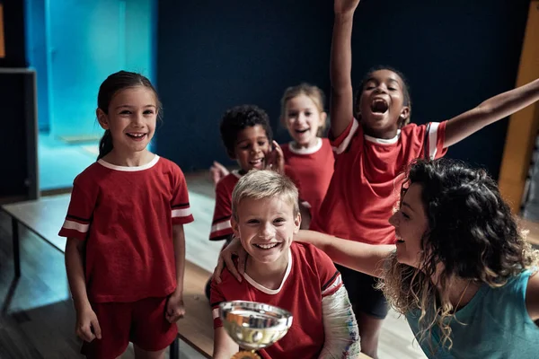 Little Soccer Players Theire Coach Celebrating Win Locker Room — Stock Photo, Image