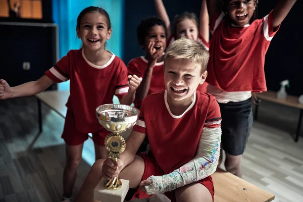 Kleine Voetballers Een Kleedkamer Zijn Enthousiast Overwinning — Stockfoto