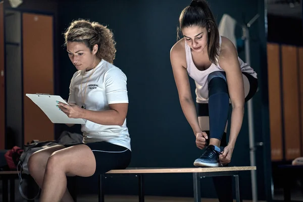 Personal Trainer Her Client Preparing Fro Training Locker Room — Stock Photo, Image