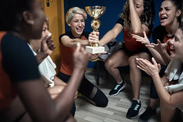 Equipe Feminina Animada Com Vitória Taça — Fotografia de Stock