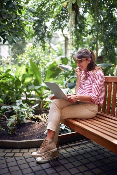 식물학 정원에 노트북에서 식물에 즐기고 생물학 — 스톡 사진