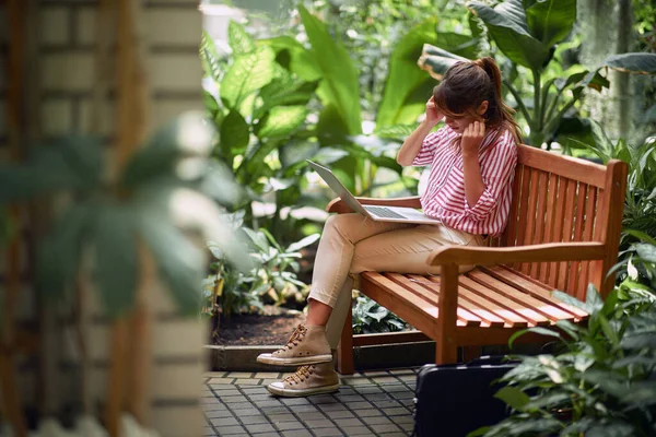 Giovane Studentessa Biologia Femminile Che Ama Musica Mentre Lavora Computer — Foto Stock