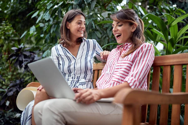 Jonge Vrolijke Vrouwelijke Studenten Enthousiast Het Bekijken Van Laptop Inhoud — Stockfoto