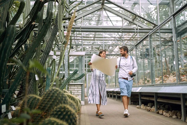 Młodzi Koledzy Spacerujący Obserwujący Mapie Ogrodu Botanicznego — Zdjęcie stockowe