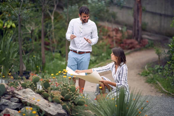 Jonge Vrouwelijke Gids Die Botanische Tuinkaart Toont Uitlegt Aan Een — Stockfoto