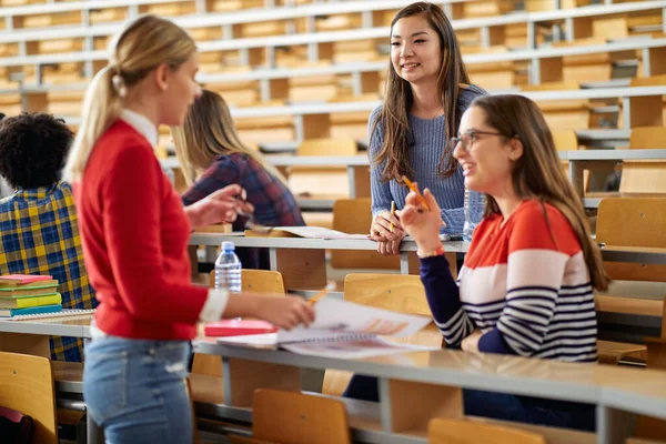 Estudantes Discutindo Sobre Lição Palestra Anfiteatro Universitário — Fotografia de Stock