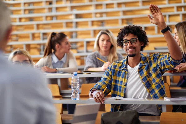 Mężczyzna Student Podnosi Rękę Pytanie Wykładzie Klasie Uniwersyteckiej — Zdjęcie stockowe