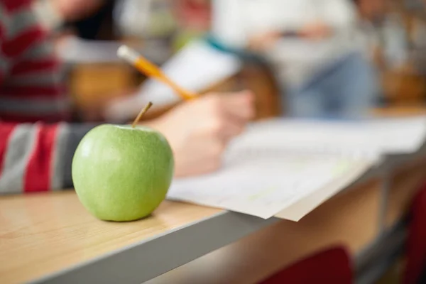 Una Manzana Como Merienda Los Estudiantes Para Descanso Aula Universitaria — Foto de Stock