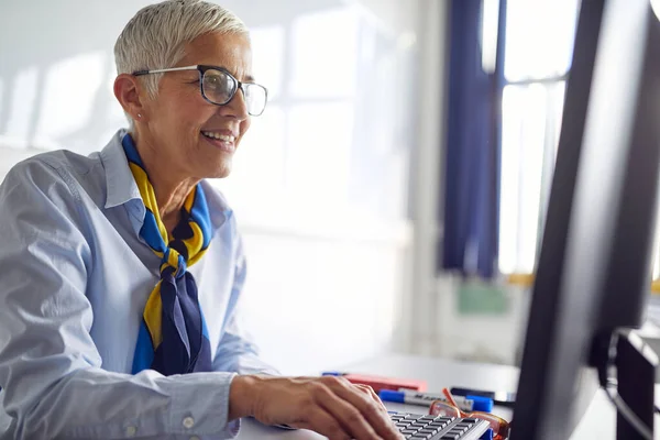 Kvinnlig Professor Föreläsningsuppehåll Som Arbetar Med Datorn Universitetets Klassrum — Stockfoto