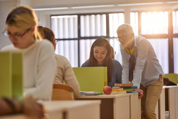 Vrouwelijke Professor Helpt Vrouwelijke Student Bij Lezing Het Klaslokaal Van — Stockfoto