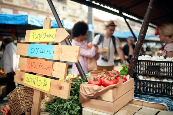 Firme Por Verduras Frutas Frescas Orgánicas Mercado Verde Puesto Mercado — Foto de Stock