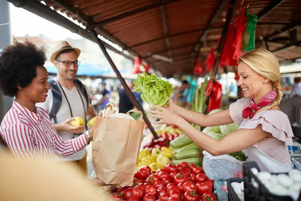 卖方妇女在绿色市场或农贸市场摊位提供新鲜的有机蔬菜和水果 年轻的买主在杂货店选择和购买健康食品的产品 所有的饮食健康饮食 生活方式 — 图库照片