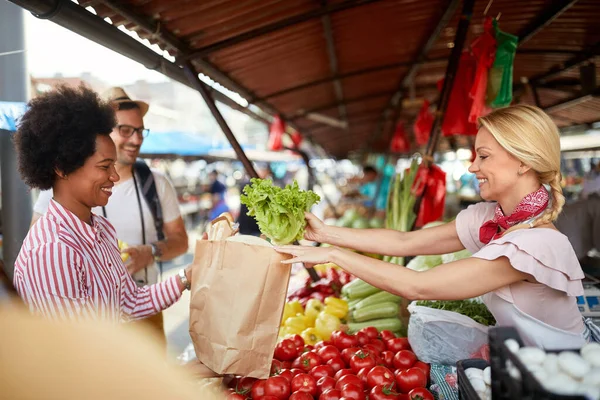 Verkoper Vrouw Die Verse Biologische Groenten Fruit Verkoopt Groene Markt — Stockfoto