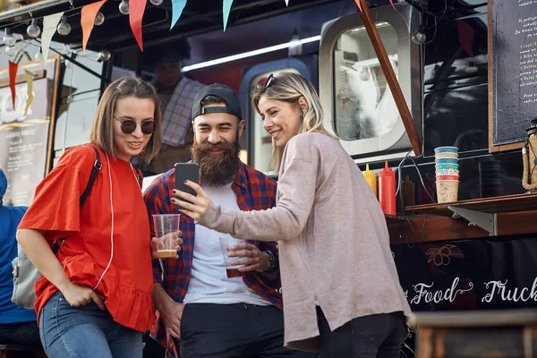 Grupo Amigos Bebiendo Cerveza Frente Camión Comida —  Fotos de Stock