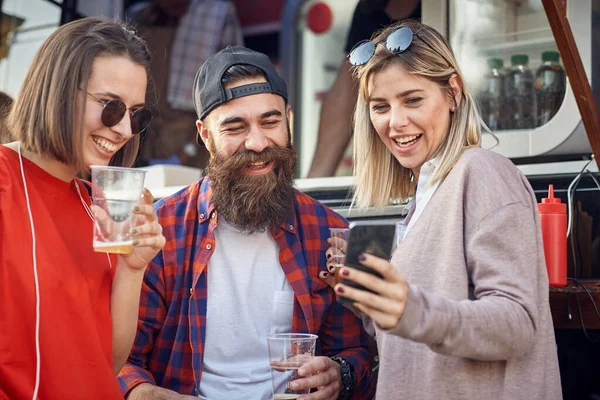 Vriendengroep Die Bier Drinkt Voor Foodtruck — Stockfoto