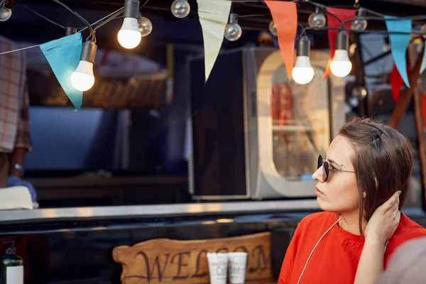 Street Food Truck Verkauft Burger Einem Modernen Hippen Viertel — Stockfoto