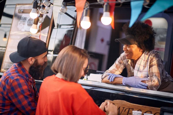 Empleado Afroamericano Camión Comida Que Recibe Órdenes Clientes Hipster — Foto de Stock