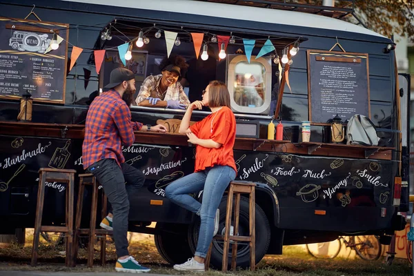 Hipster Paar Bestellen Bij Food Truck Straat Urban Lifestyle Concept — Stockfoto