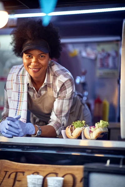 顧客からの注文を受けている陽気なアフロアメリカの食品トラックの従業員 — ストック写真