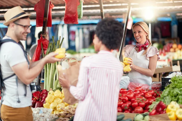 Prodávající Žena Nabízí Čerstvou Ekologickou Zeleninu Ovoce Zeleném Trhu Nebo — Stock fotografie