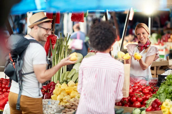 Πωλητής Γυναίκα Προσφέρει Φρέσκα Και Βιολογικά Λαχανικά Και Φρούτα Στην — Φωτογραφία Αρχείου