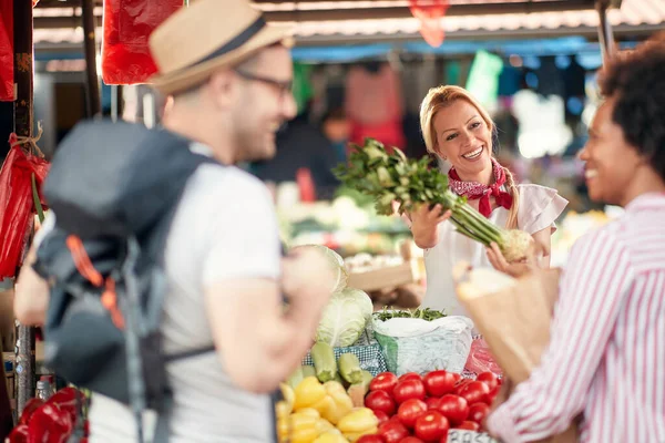 Verkoper Vrouw Biedt Verse Biologische Groenten Fruit Groene Markt Boeren — Stockfoto