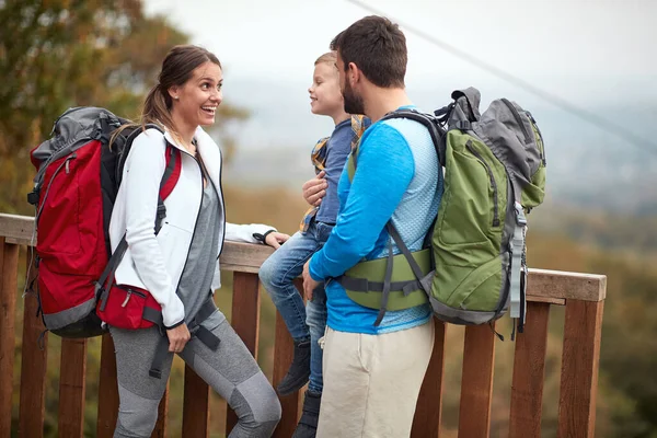 Pareja Feliz Con Hijo Una Aventura Senderismo Concepto Estilo Vida —  Fotos de Stock