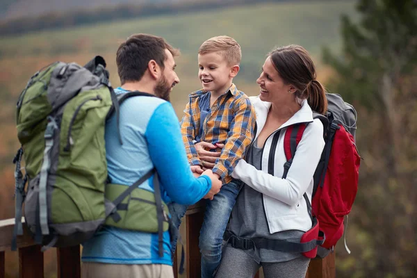 Casal Feliz Com Filho Uma Aventura Caminhada Conceito Estilo Vida — Fotografia de Stock