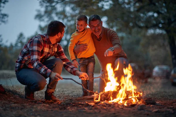 Bedstefar Far Søn Camping Sammen Skoven Forår Eller Efterår Camping - Stock-foto