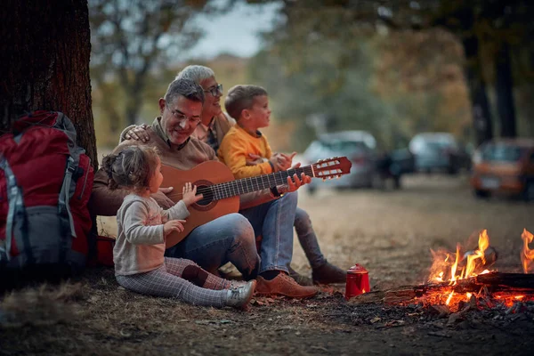 Großeltern Singen Mit Enkeln Auf Dem Campingplatz Qualitätskonzept Familienzeit — Stockfoto