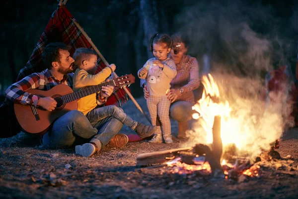 Familiencamping Wald Mit Gitarre Frühlings Oder Herbstcamping Mit Nächtlichem Lagerfeuer — Stockfoto