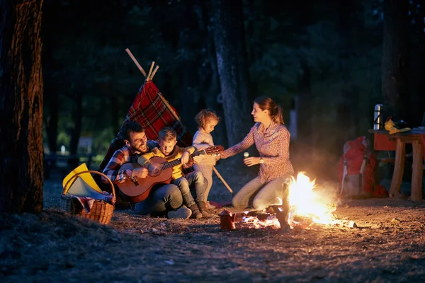带着火的森林里的家庭野餐 高质量的家庭时间观念 — 图库照片