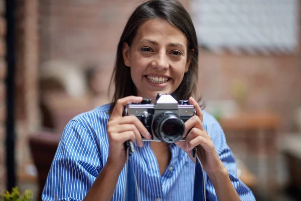 Fată Frumoasă Aparatul Foto Pozând Pentru Fotografie Cafenea — Fotografie, imagine de stoc