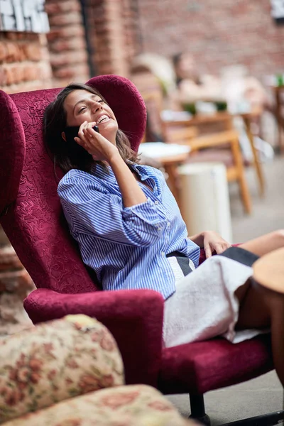 Een Mooi Meisje Genieten Van Gesprek Een Smartphone Een Cafe — Stockfoto