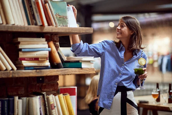 Una Giovane Bella Ragazza Con Cocktail Raccogliendo Libro Presso Biblioteca — Foto Stock