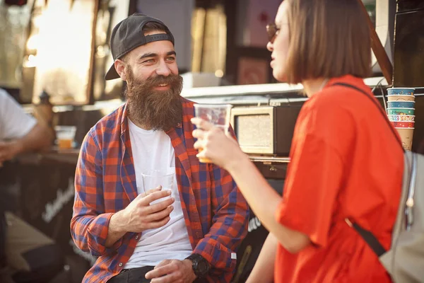 Casal Hipster Refrigeração Para Fora Com Cerveja Frente Caminhão Alimentos — Fotografia de Stock