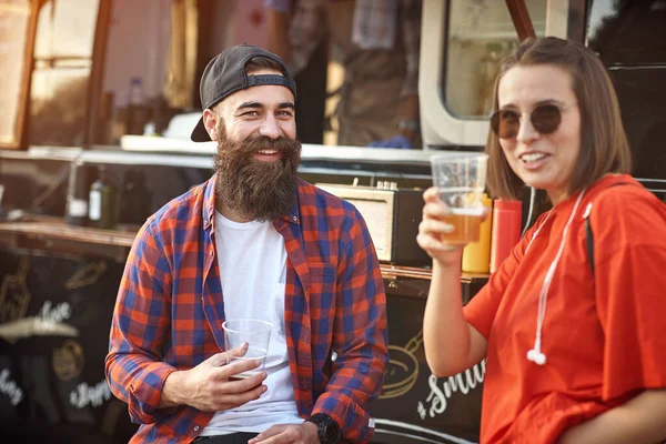 Casal Hipster Refrigeração Para Fora Com Cerveja Frente Caminhão Alimentos — Fotografia de Stock