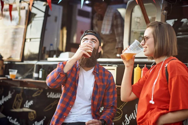 Couple Hipster Rafraîchir Avec Bière Devant Camion Nourriture — Photo