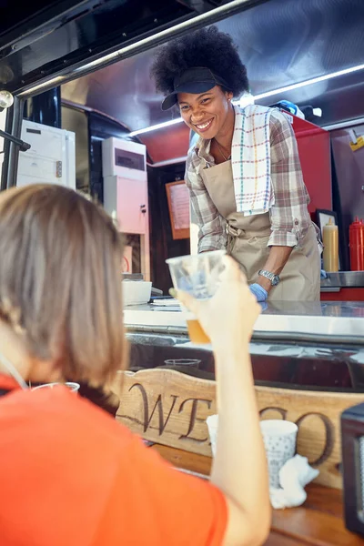 Empleado Afroamericano Camión Comida Que Recibe Órdenes Clientes — Foto de Stock