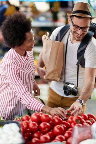 在绿色市场或农贸市场销售新鲜有机蔬菜和水果 年轻的买主在杂货店选择和购买健康食品的产品 所有的饮食健康饮食 生活方式 — 图库照片