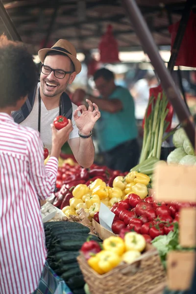 在绿色市场或农贸市场销售新鲜有机蔬菜和水果 年轻的买主在杂货店选择和购买健康食品的产品 所有的饮食健康饮食 生活方式 — 图库照片