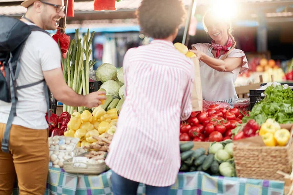 Verkoper Vrouw Biedt Verse Biologische Groenten Fruit Groene Markt Boeren — Stockfoto