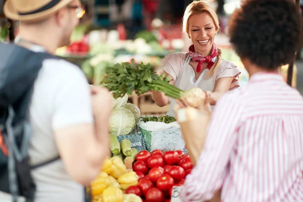 Verkäuferin Bietet Frisches Und Biologisches Gemüse Und Obst Auf Dem — Stockfoto