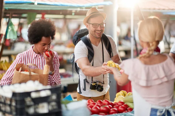 Verkoper Vrouw Biedt Verse Biologische Groenten Fruit Groene Markt Boeren — Stockfoto