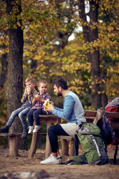 Een Vader Kinderen Eten Fruit Pauze Van Het Wandelen Een — Stockfoto