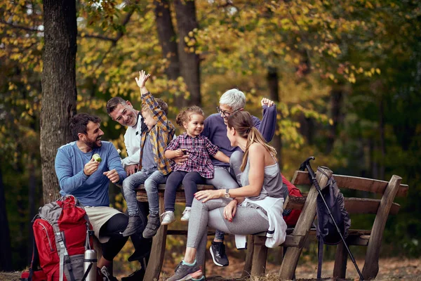 Schöne Momente Glücklicher Familie Wald Einem Schönen Herbsttag — Stockfoto