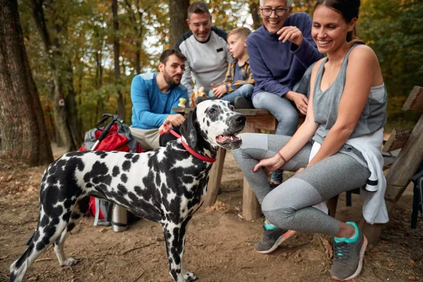 Lycklig Familj Och Deras Hund Poserar För Ett Foto Skogen — Stockfoto
