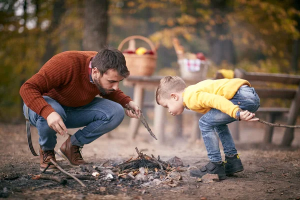 Pai Filho Soprando Para Acender Fogueira Floresta Belo Dia Outono — Fotografia de Stock